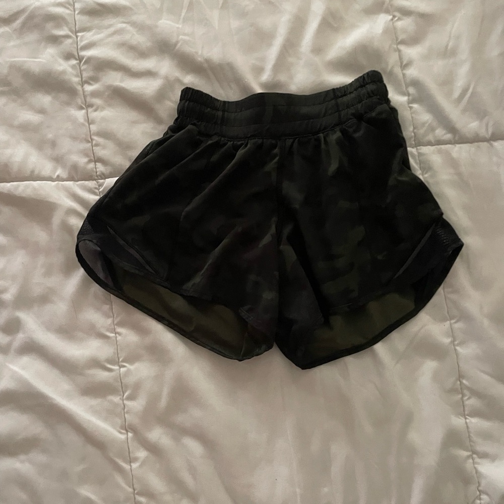 lululemon camo hotty hot shorts